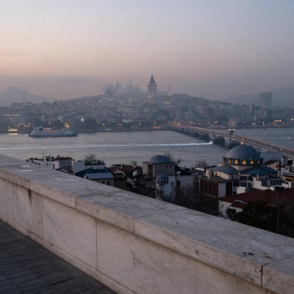 Sis içindeki İstanbul silueti, Boğaz ve taş parapet, üstte şehir ışıkları